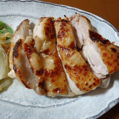 ヨーグルトの効果で、鶏もも肉がいつもより柔らかく焼けますね(^_-)-☆
塩・コショウのシンプルな味付けですが、とても美味しくいただきました♪